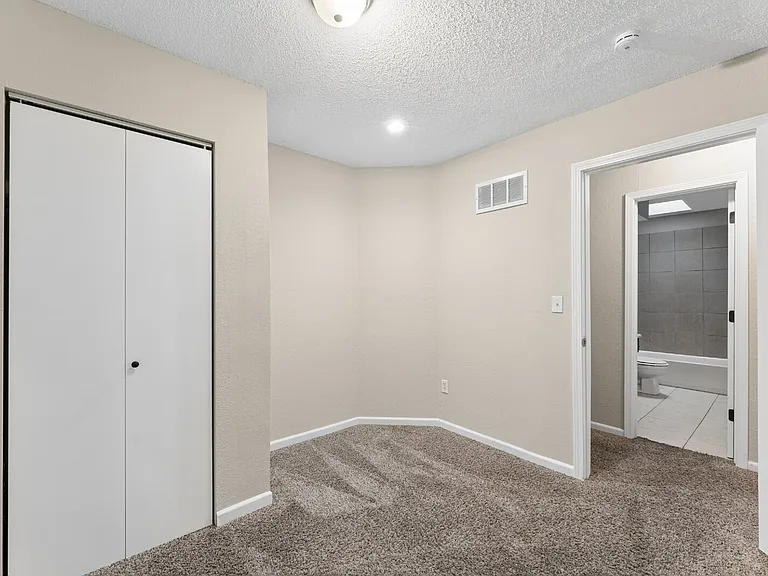 416 SE Claremont St — Photo 26