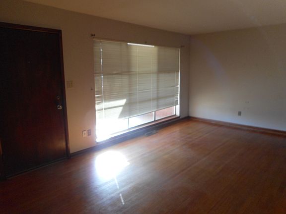 Livingroom, wood flooring