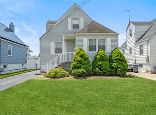 12 Westmoreland Rd, Merrick, NY 11566