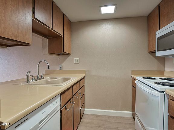 3rd image of 3033 E DEVONSHIRE Avenue #3032