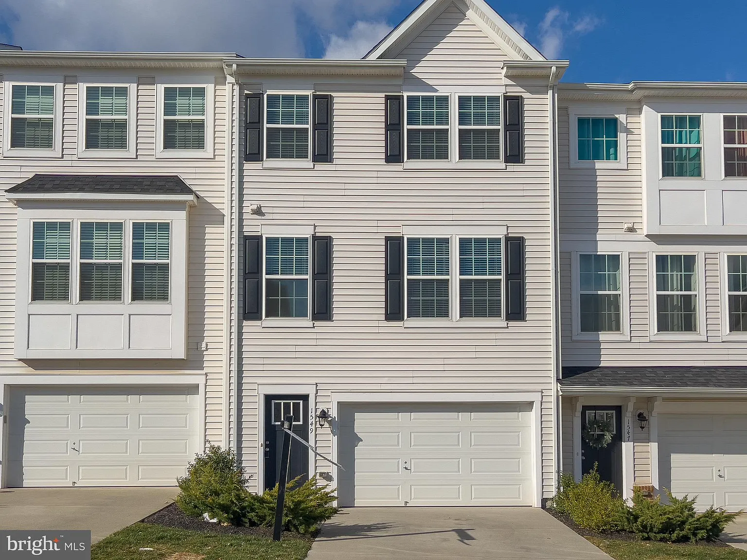 3 bed, 2.5 bath, 2304 sqft, $2,900 — Photo 1