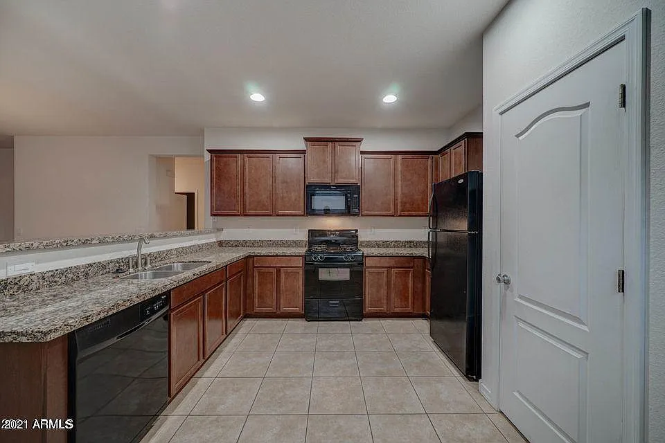3 bed, 2.0 bath, 1810 sqft, $2,000 — Photo 3