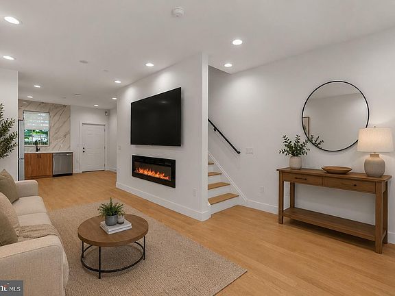 4th image of 1805 E Oakdale St