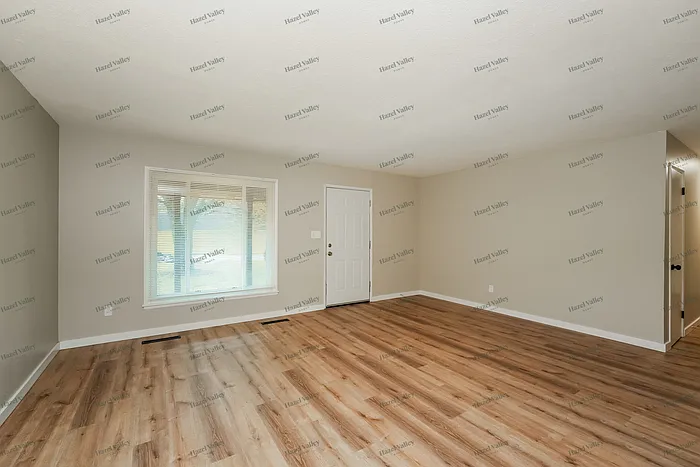 3 bed, 1.0 bath, 1170 sqft, $1,800 — Photo 3