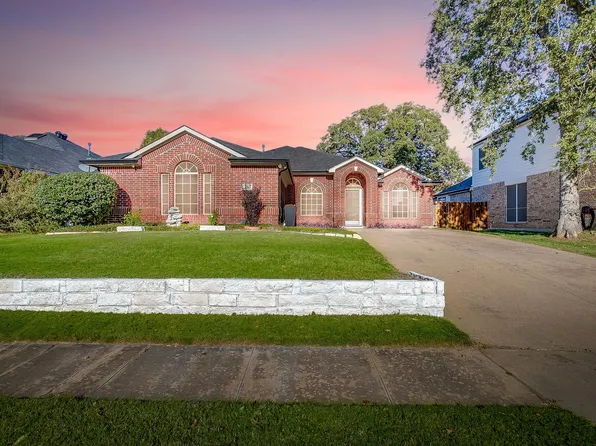 515 Deerwood Dr, Burleson, TX 76028