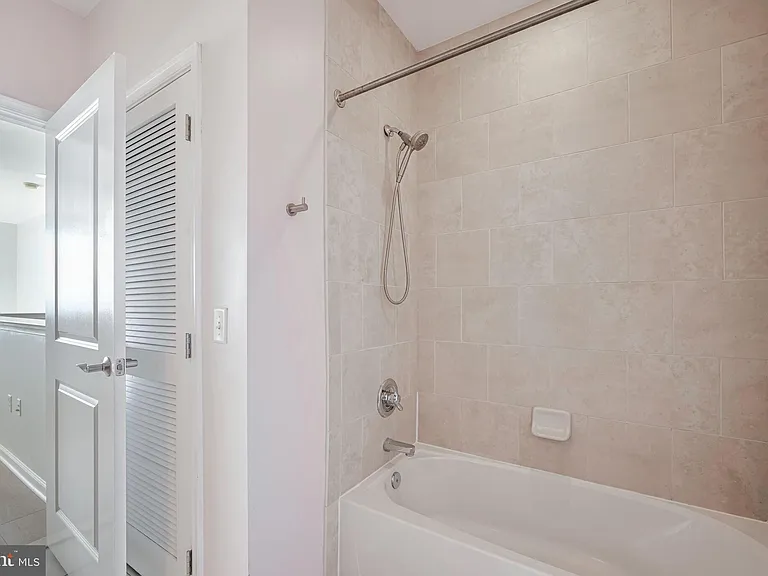 444 W Broad St #619 — Photo 14