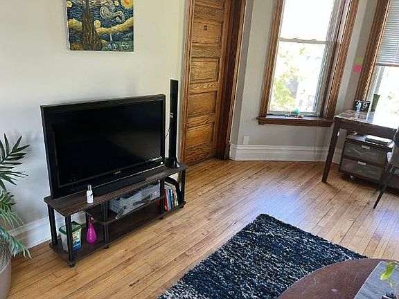 4th image of 928 S Claremont Ave #3