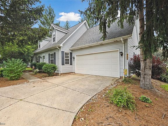5th image of 402 E Barrington Dr