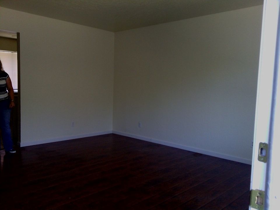 2nd image of 907 Vermont Ave