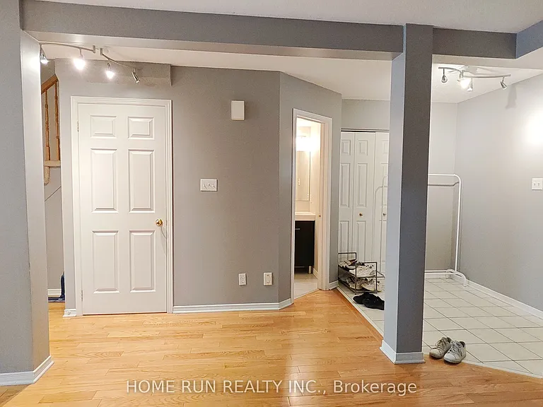 152 Thornbury Cres — Photo 5