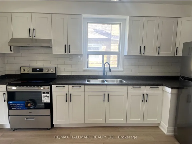 29 Savona Dr — Photo 2