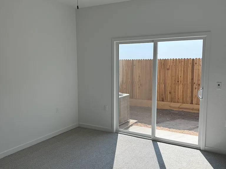4489 N Phoenix Ave — Photo 28