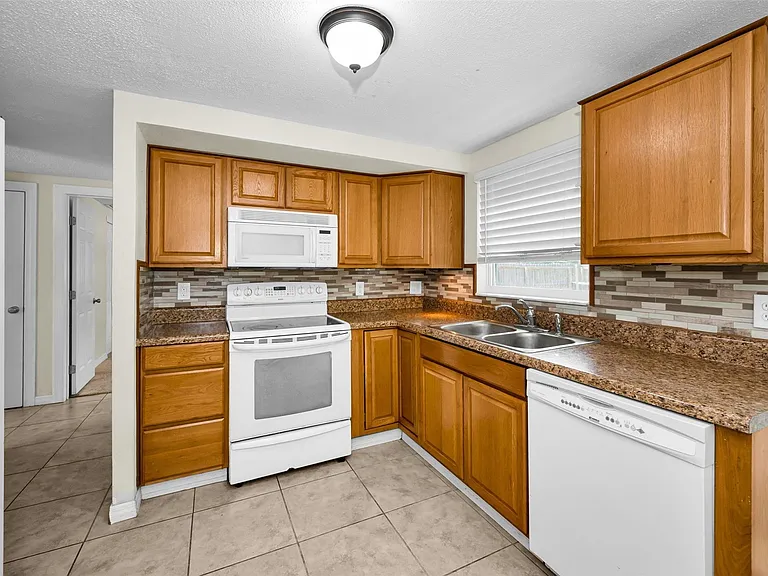Country Club Dr — Photo 21