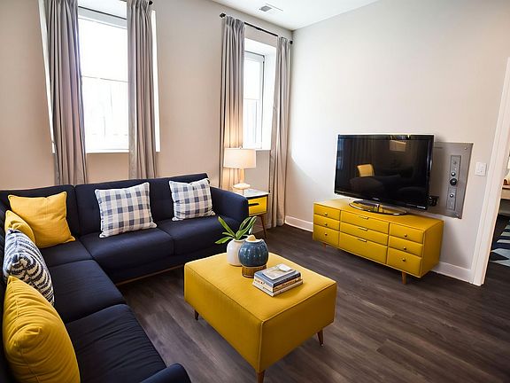 3rd image of 1730 W Greenleaf Ave #103