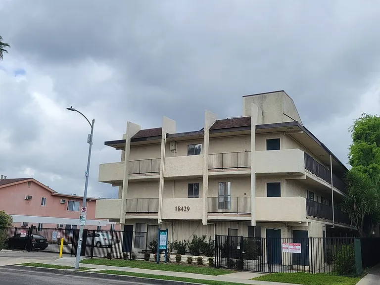 37 unit building close to CSUN! — Photo 2
