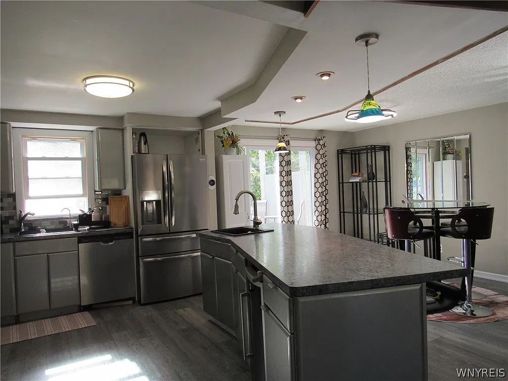 3 bed, 1.5 bath, 1631 sqft, $3,000 — Photo 3