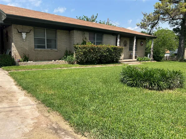 906 W Sherman St, Chico, TX 76431