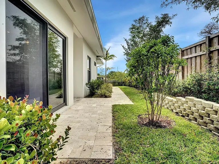 2517 Oceanview Ave E — Photo 18