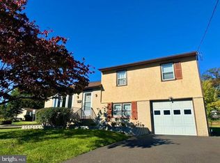 45 Flamingo Rd, Hatboro, PA 19040