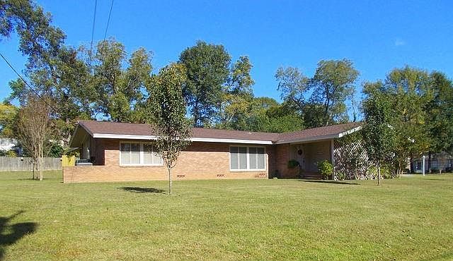 1st image of 304 E Pecan Dr