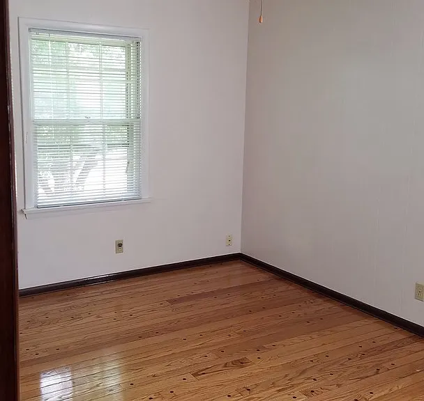 604 Thunderbird Ct — Photo 3