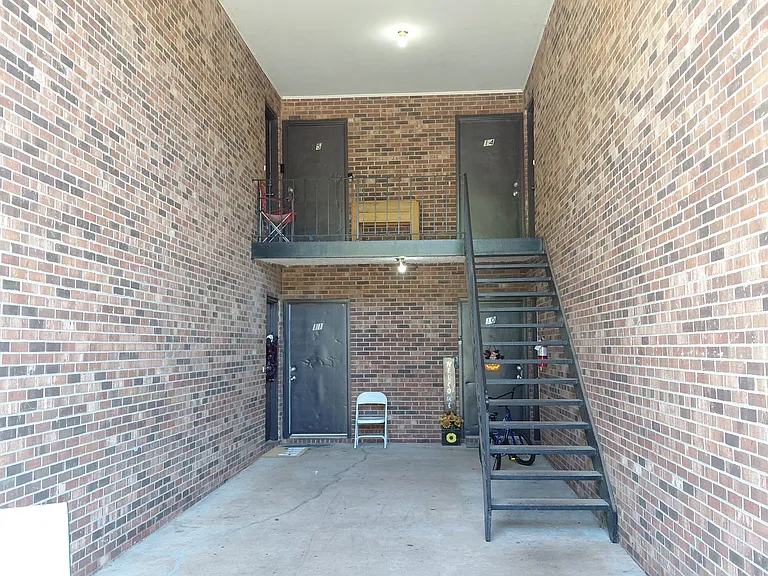 Maple Ridge Apartments — Photo 9