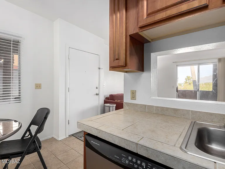 1810 E Blacklidge Dr #123 — Photo 9