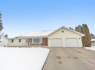 2720 Shade Tree Ln, Green Bay, WI 54313
