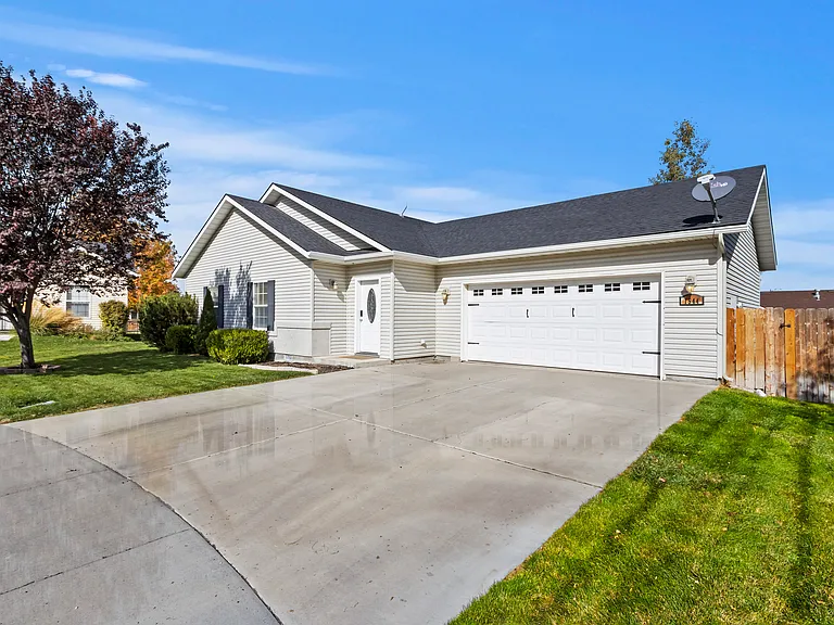 1544 Vista Dr — Photo 4