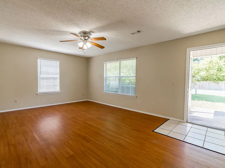594 S Dockery Ln — Photo 3
