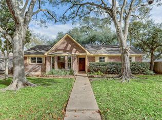 907 Blue Willow Dr, Houston, TX 77042