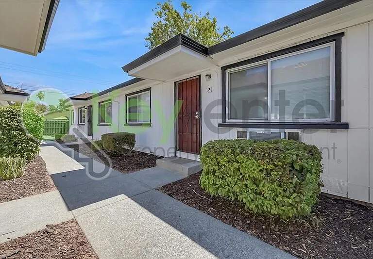 1065 Santiago Ave #6 — Photo 2