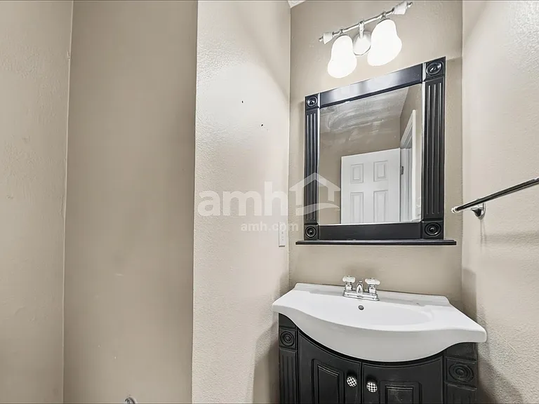 1909 Southernwood Ln — Photo 9