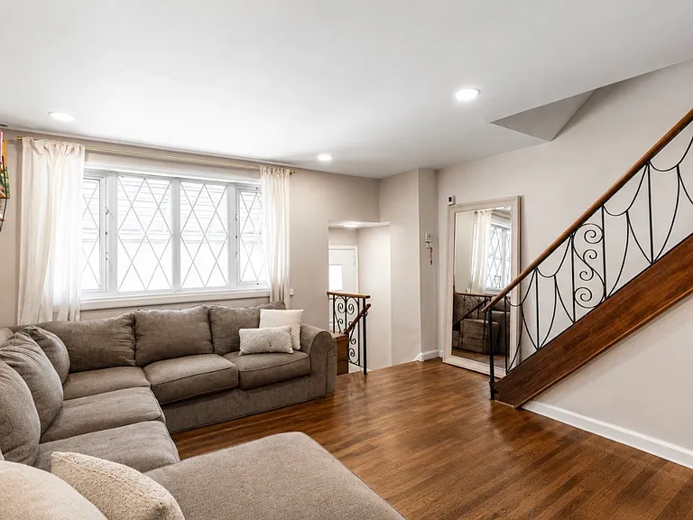 226 Rock St — Photo 3