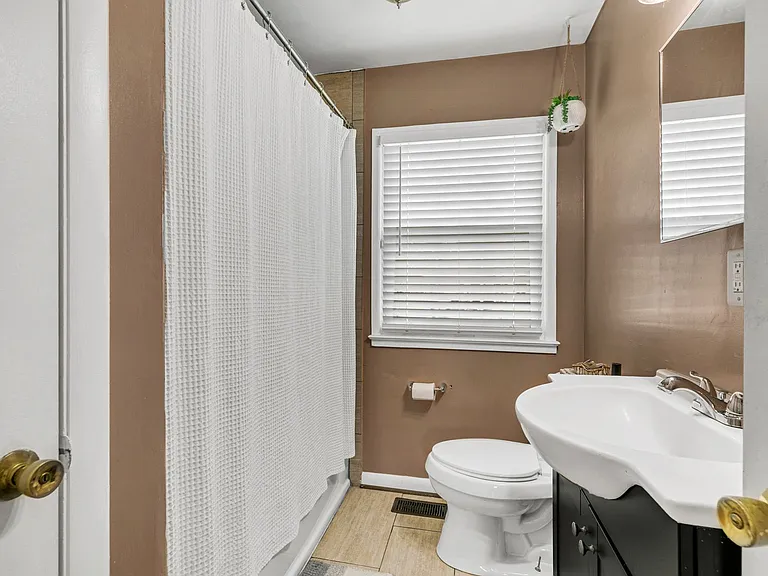 304 Wales Cir — Photo 9
