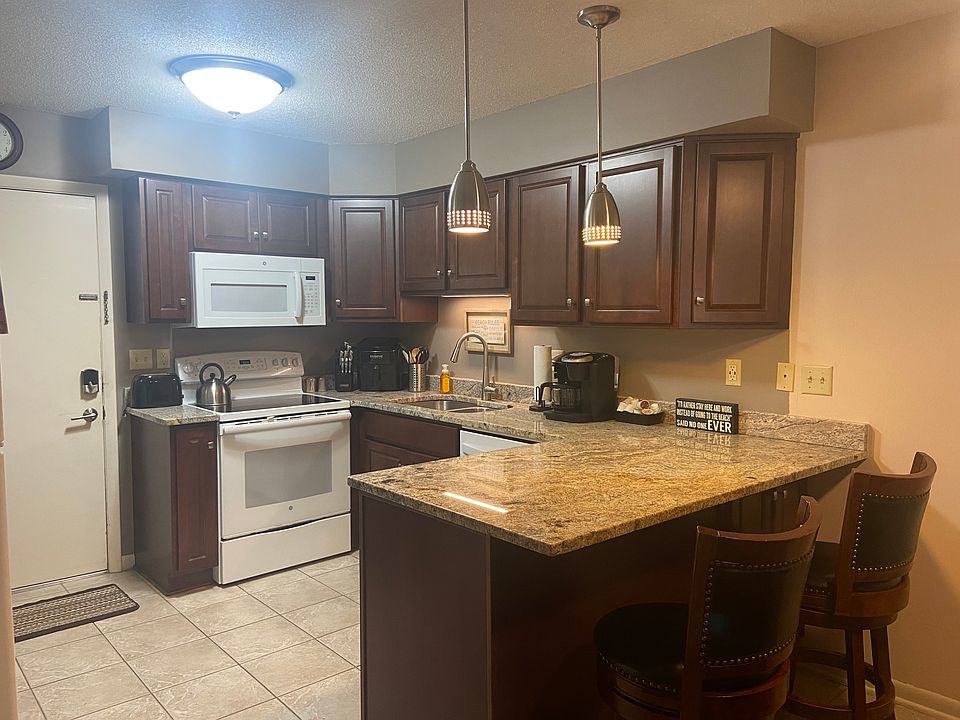 Fully equipped kitchen with breakfast bar.