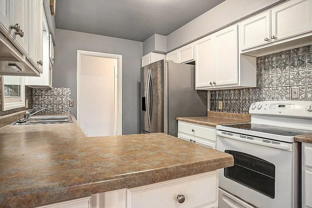 3711 Wolf Drive — Photo 4