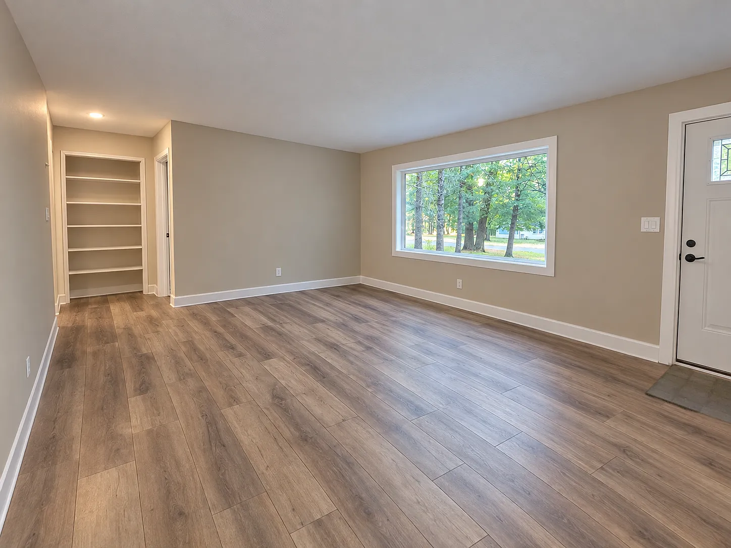 3 bed, $1,600 — Photo 2
