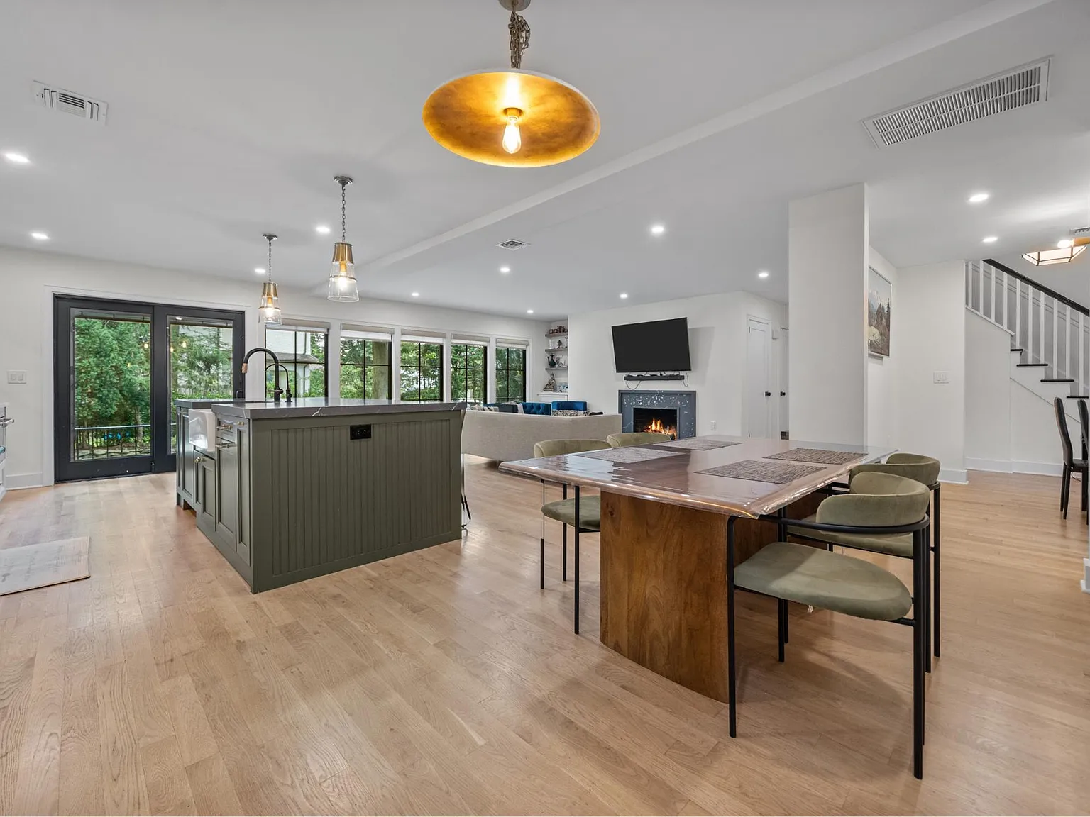 5 bed, 3000 sqft, $9,000 — Photo 2