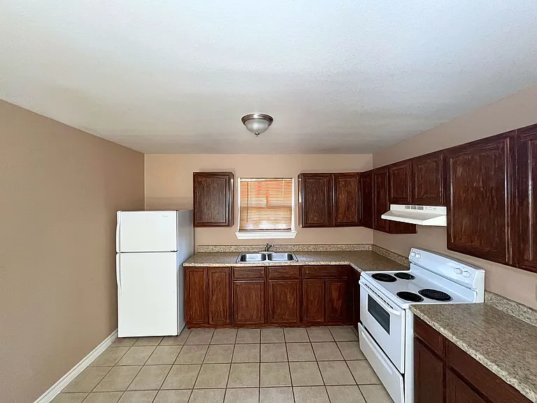 418 W Plum St — Photo 5