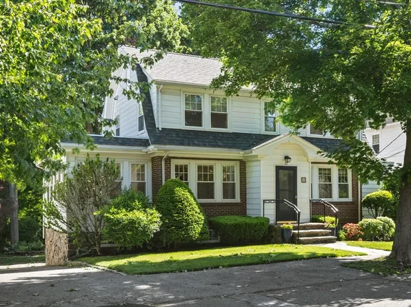 32 Pilgrim Rd, Marblehead, MA 01945