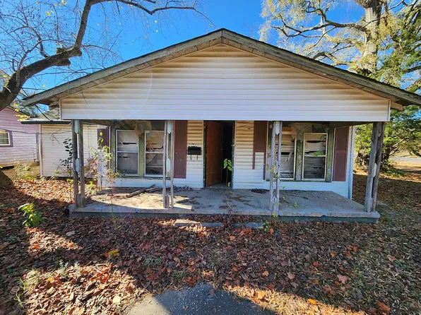 712 Tuskeegee St, Talladega, AL 35160