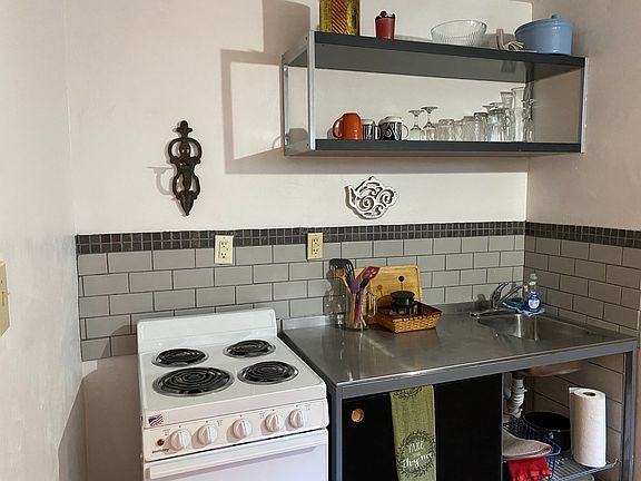 Kitchenette, with start up kitchen utensils.