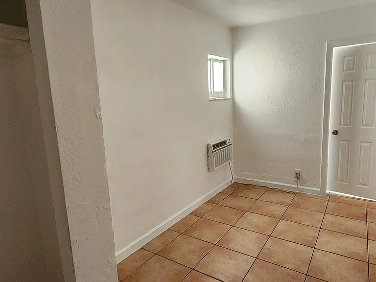 620 NW 7th Ave #16 — Photo 8