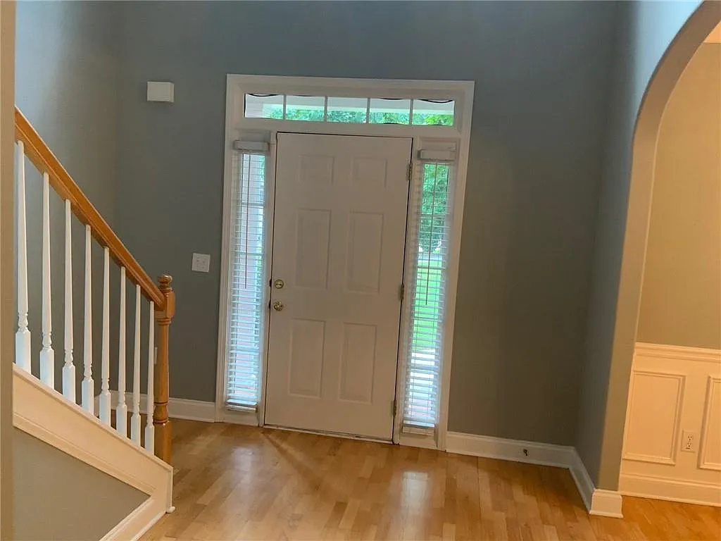 5 bed, 3.0 bath, 3300 sqft, $3,600 — Photo 4