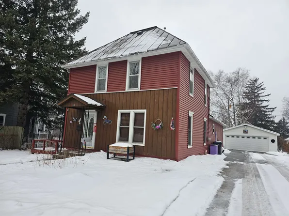 113 N State St, Waupaca, WI 54981