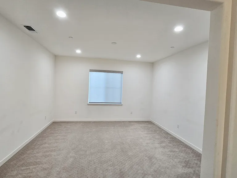 304 E Angelina Ave — Photo 20