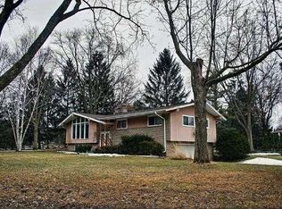 W226N301 Lexington Dr, Waukesha, WI 53186