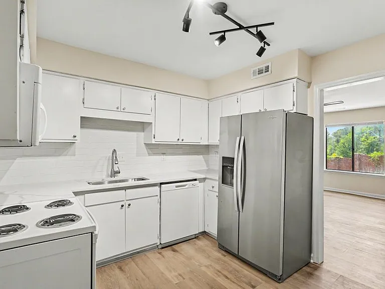 1309 Hudson Ave #C13 — Photo 6