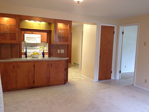 5th image of 1047 Columbus Cir S